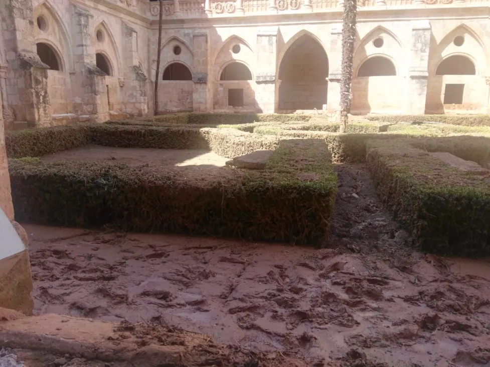 Foto 2 - El Obispo de Osma-Soria visita el monasterio de Santa Mar&iacute;a de Huerta