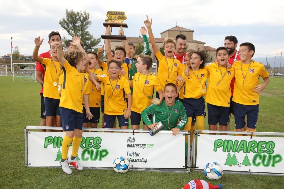 Foto 2 - Atl&eacute;tico de Madrid y el Rayo Vallecano, ganadores del Pinares Cup de b&uacute;tbol base