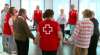 Voluntarios de Cruz Roja con personas de la tercera edad. /CR