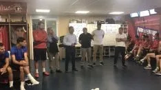 El nuevo presidente del Numancia baja al vestuario y charla con la plantilla rojilla 
