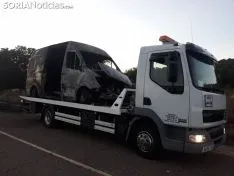 Restos del vehículo tras el incendio. /SN