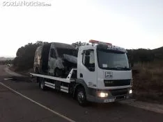 Restos del vehículo tras el incendio. /SN
