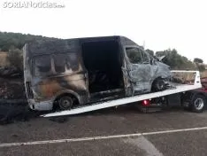 Restos del vehículo tras el incendio. /SN