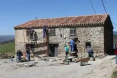 ornada de hacendera para rehabilitar la escuela como centro social. /Asociación 