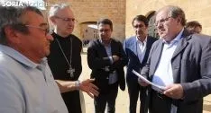 Herrera, (dcha.) conversa con el alcalde en presencia del abad, del regidor de Arcos y del consejero de Fomento. /SN