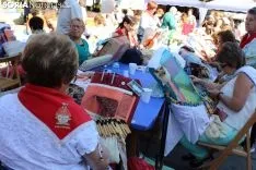 XII Encuentro de encajeras de bolillos en la plaza Mayor. 