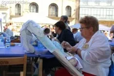 XII Encuentro de encajeras de bolillos en la plaza Mayor. 