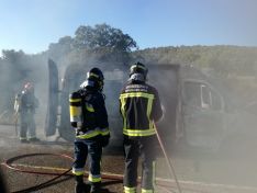 Foto 6 - Arde una furgoneta en la 234 a la altura de Ciria