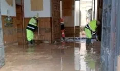Operarios de la Diputación en las labores de limpieza en la entrada al montasterio. /Dip.
