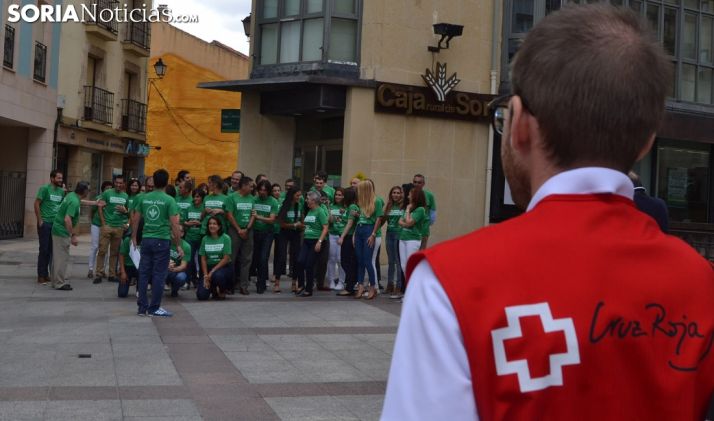 Los empleados de Caja Rural de Soria, con camisetas de color verde este jueves. /SN