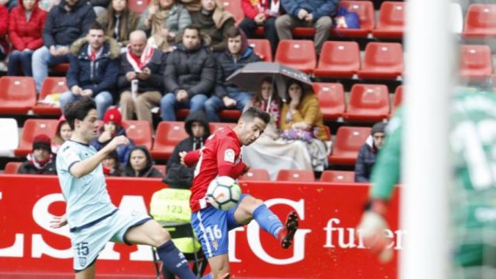 Jony centra ante la intentona de Markel por frenarle. LaLIGA