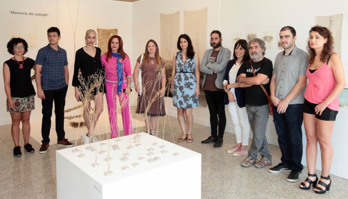 Gloria Rubio (5ª izda.) junto a la presidenta de las Cortes Silvia Clemente. /CCyL