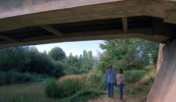 El alcalde y la vicepresidenta, bajo el puente ya remodelado. /Dip.