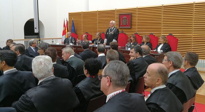 Concepción, de pie, en la lectura de su discurso. /TSJCYL