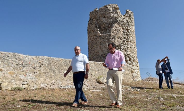 El alcalde (izda.) y el delegado de la Junta este miércoles al pie de la edificiación. /Jta.