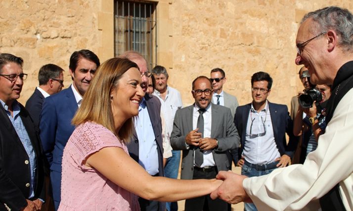 Virginia Barcones saluda al abad del monasterio, Isidoro Anguita, este miércoles. 