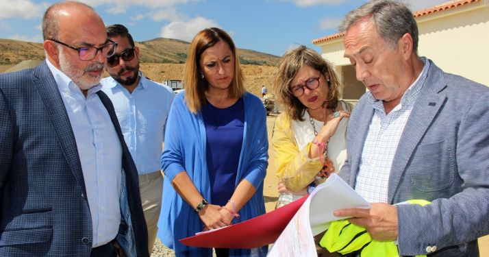 De izquieda a derecha, el subdelegado Miguel Latorre, el alcalde de Oncala Martín Las Heras, la delegada en CyL Virginia Barcones, la presidenta de la CHE María Dolores Pascual, y el director técnico de la CHE Francisco Hijós. /Subdeleg.