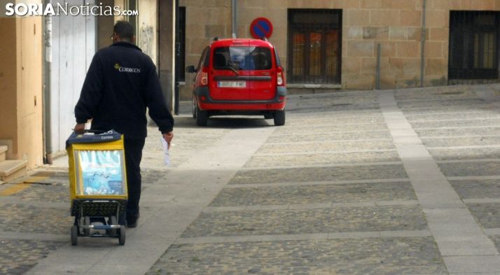Un empleado de Correos en el reparto por una calle de la capital soriana. /SN