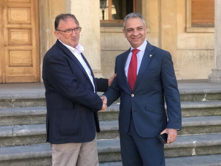 Francisco Rubio y el nuevo presidente del CD Numancia Moisés Israel se saludan ante el Ayuntamiento de Soria. CD Numancia