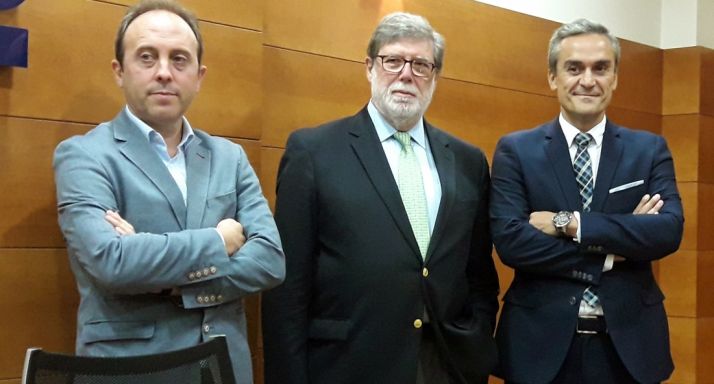 Ortiz, (izda.), Aparicio y Sayagués en la presentación de la nueva entidad este jueves. 
