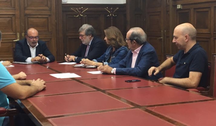 Imagen de la reunión de la patronal con el subdelegado. 