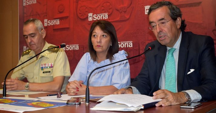 Mauro Velasco (izda.), Lourdes Andrés y Amalio de Marichalar. /Ayto.