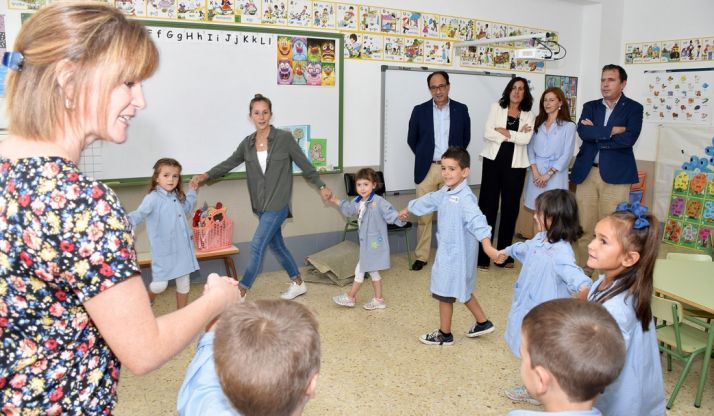 Inicio del curso en el CEIP Los Doce Linajes, en la capital, este jueves. /Jta.