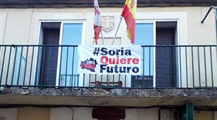 Una pancarta en el balcón del ayuntamiento de Retortillo. 