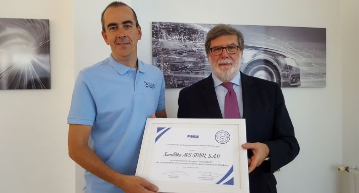 Jiménez y Aparicio con el diploma acreditativo. /FOES