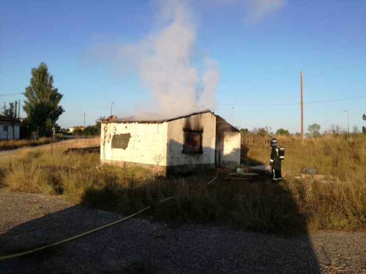 Arde la caseta de la autoescuela José Luis de Almazán
