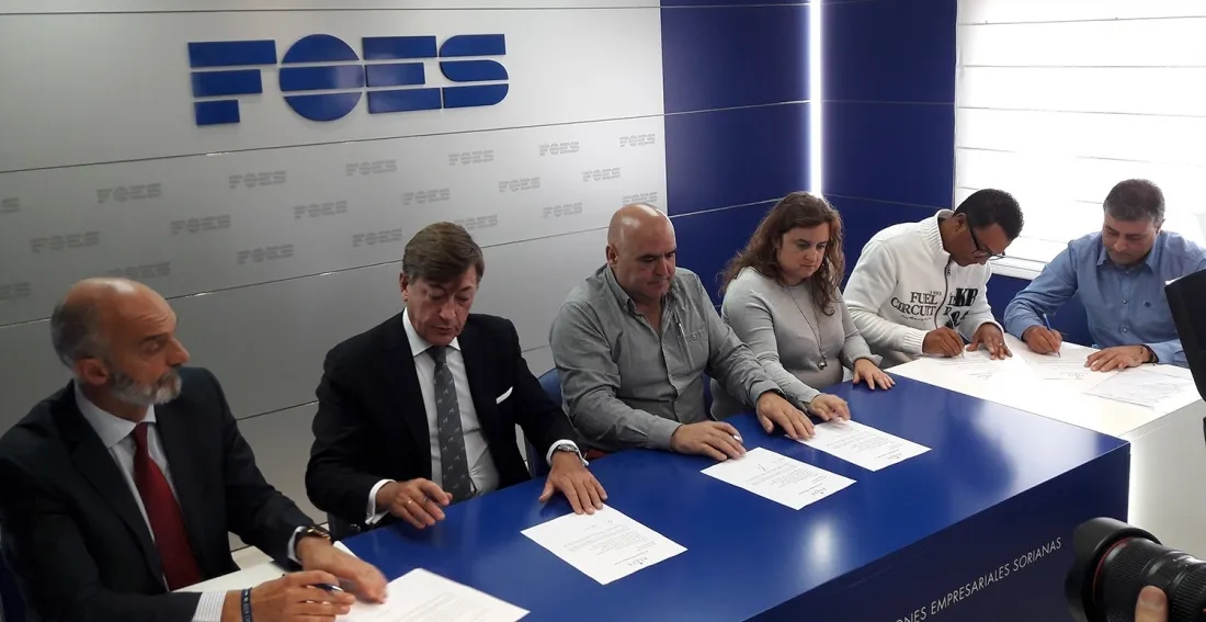 De izquierda a derecha: Antonio L. Carrión, director de recursos Humanos de Aleia Roses; Luis Corella, presidente de Aleia Roses;  Roberto Pérez, vicesecretario General de UGT FICA Castilla y León; Beatriz Cabeza, presidenta del comité de empresa; Germán 