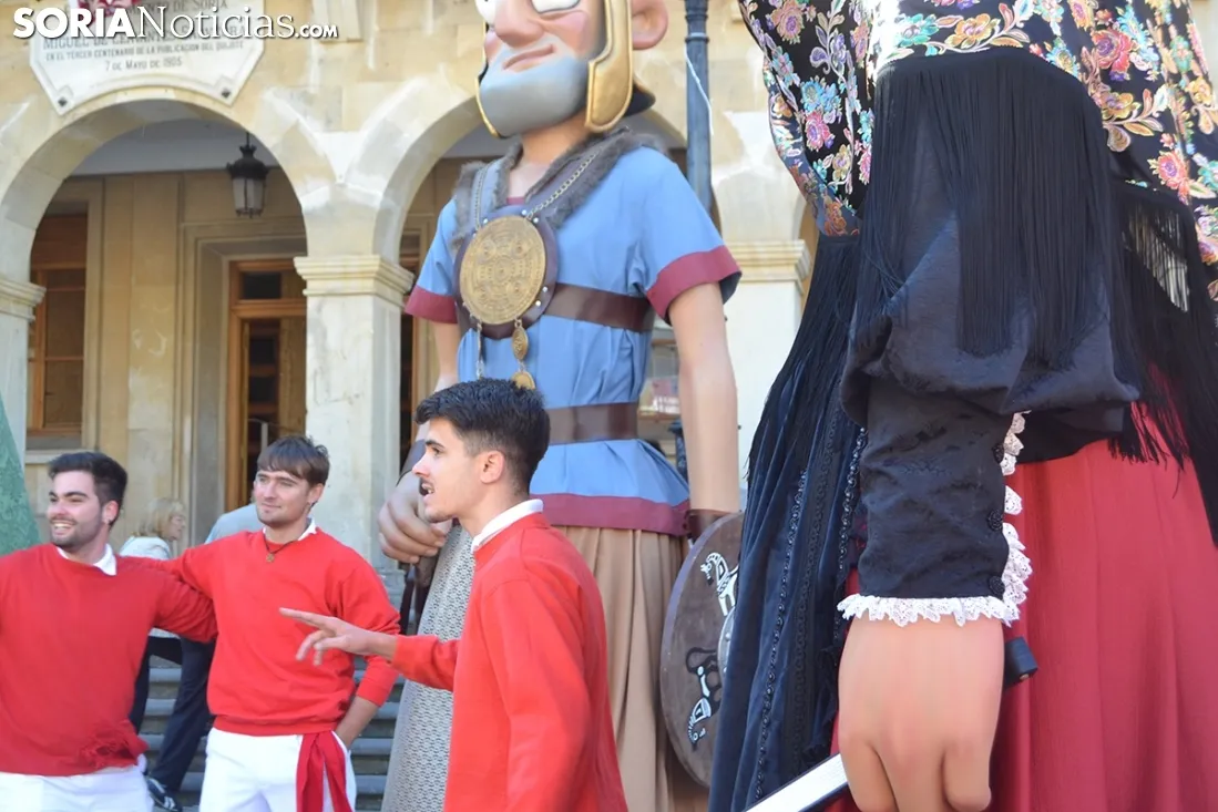 Estreno de la comparsa de Gigantes y Cabezudos.