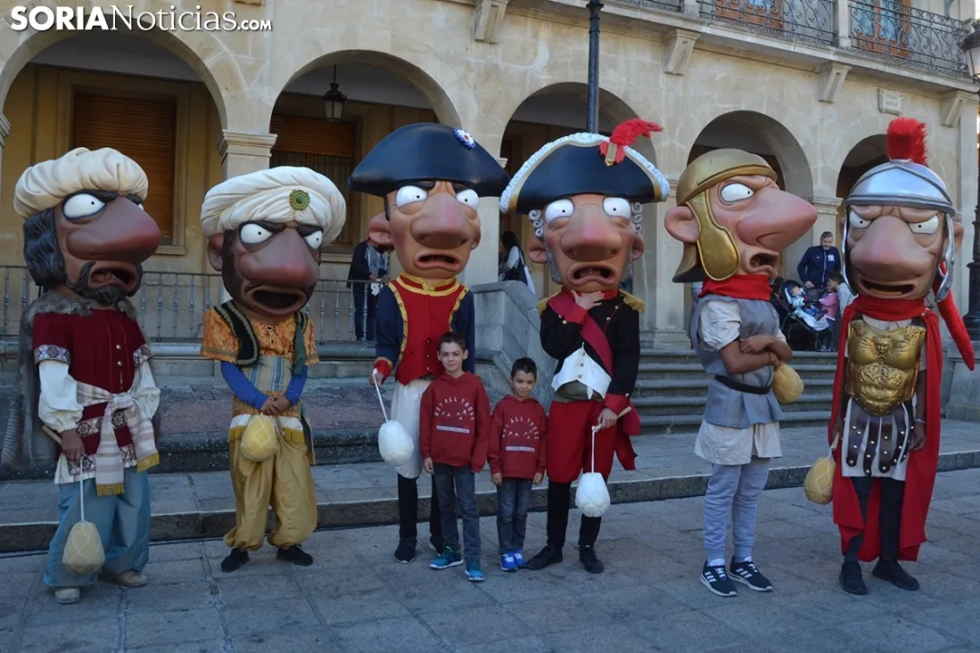 Estreno de la comparsa de Gigantes y Cabezudos.