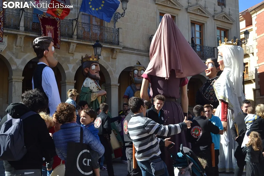 Estreno de la comparsa de Gigantes y Cabezudos.