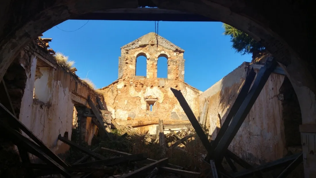 Imágenes de la iglesia de Valdegrulla después del robo.