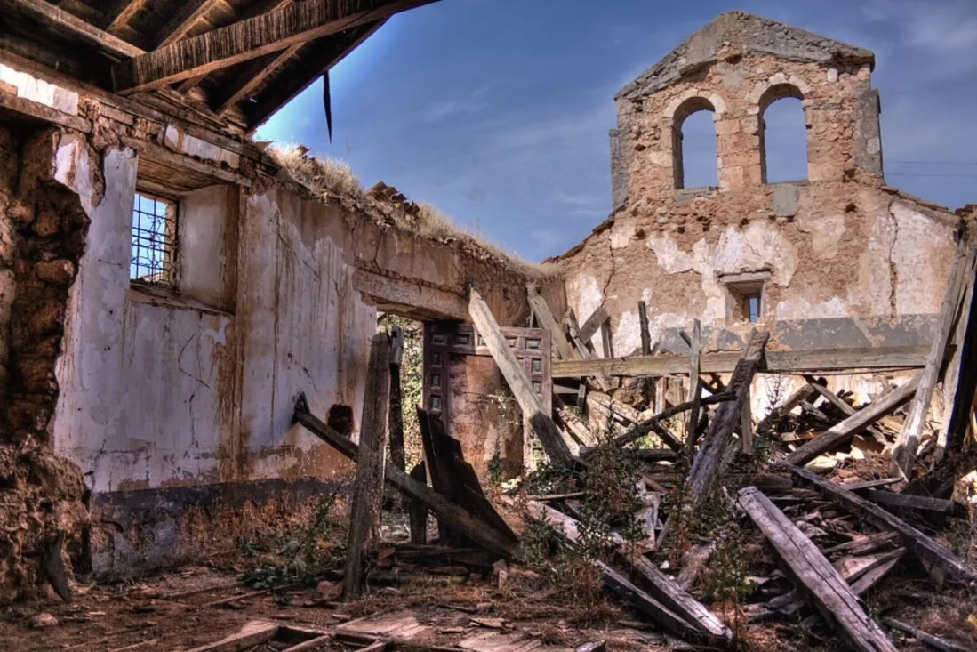 Imágenes de la iglesia de Valdegrulla después del robo.