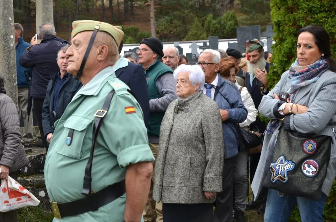 Foto 2 - Legionarios homenajean a Yag&uuml;e en San Leonardo