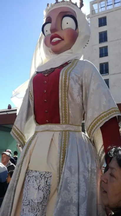 Foto 2 - &iexcl;Vaya, hombre! Un gigante se cae en el estreno de la comparsa de Soria