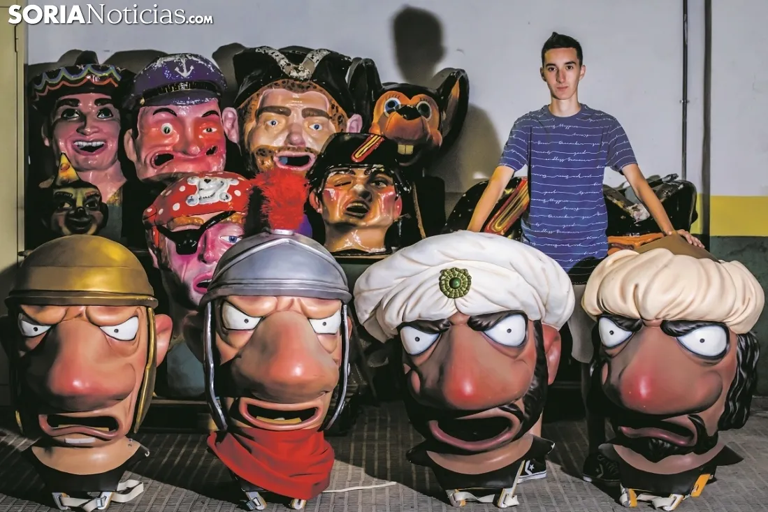 Manuel Izquierdo junto a los gigantes y cabezudos. Carmen de Vicente 