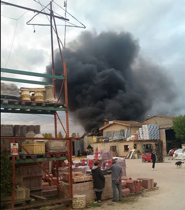 Foto 2 - Arde una nave de material de construcci&oacute;n en El Burgo de Osma