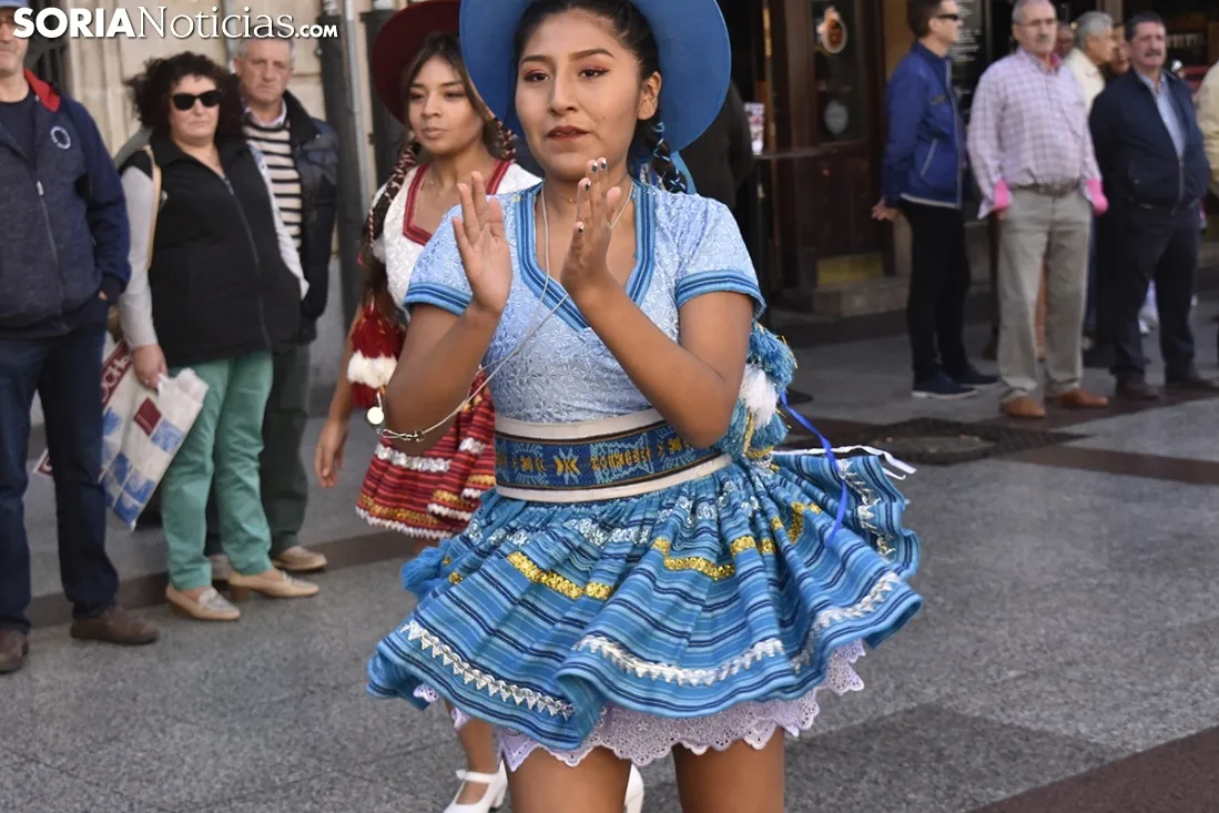 Desfile de las XX Jornadas Interculturales.