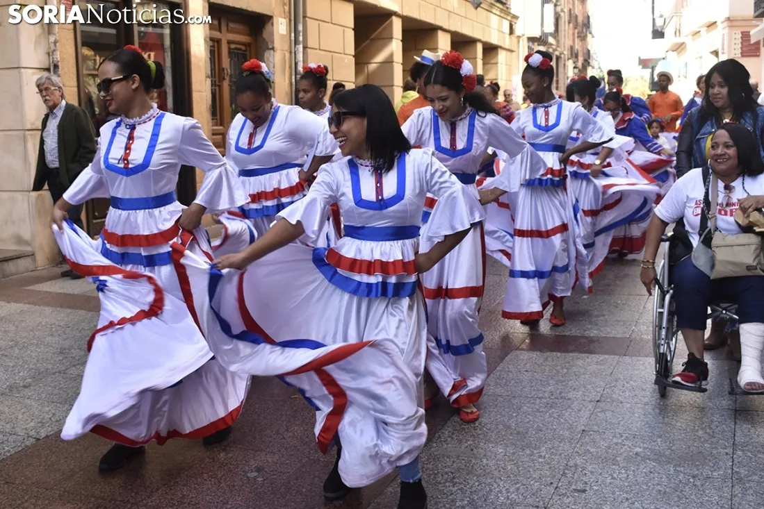 Desfile de las XX Jornadas Interculturales.