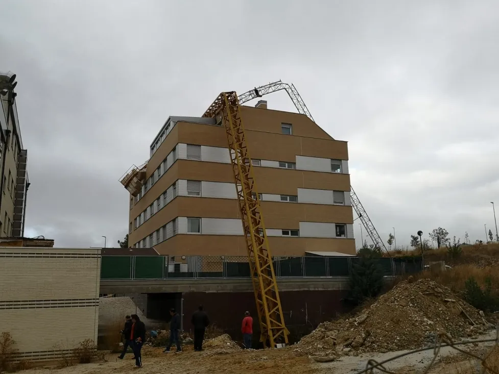 Una grúa se viene abajo en Golmayo-Camaretas. Cedida  