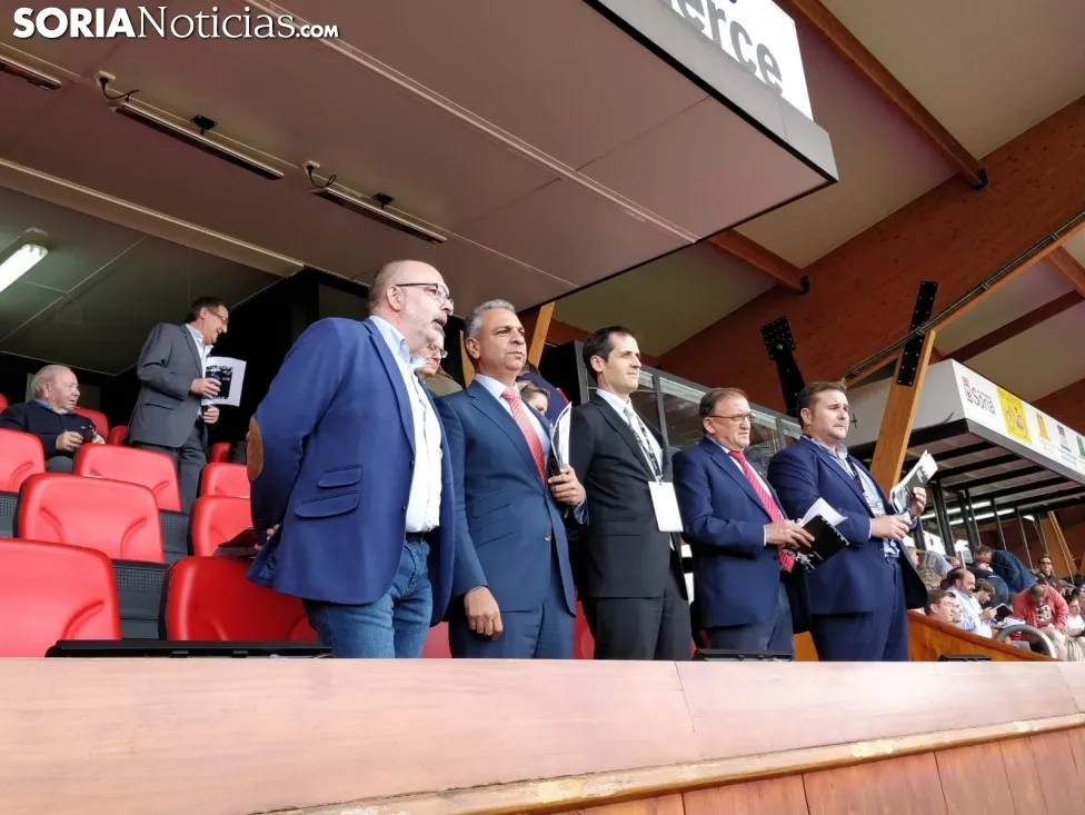 El nuevo presidente del Numancia, con corbata roja, en el palco.