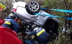Los bomberos en las labores de excarcelación. 