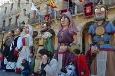 Estreno de la comparsa de Gigantes y Cabezudos.