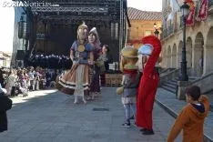 Estreno de la comparsa de Gigantes y Cabezudos.