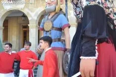 Estreno de la comparsa de Gigantes y Cabezudos.