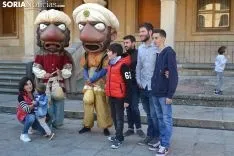 Estreno de la comparsa de Gigantes y Cabezudos.