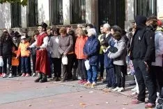 Foto 5 - Sorpresa e inquietud con el espect&aacute;culo de calle 'Entremundos'